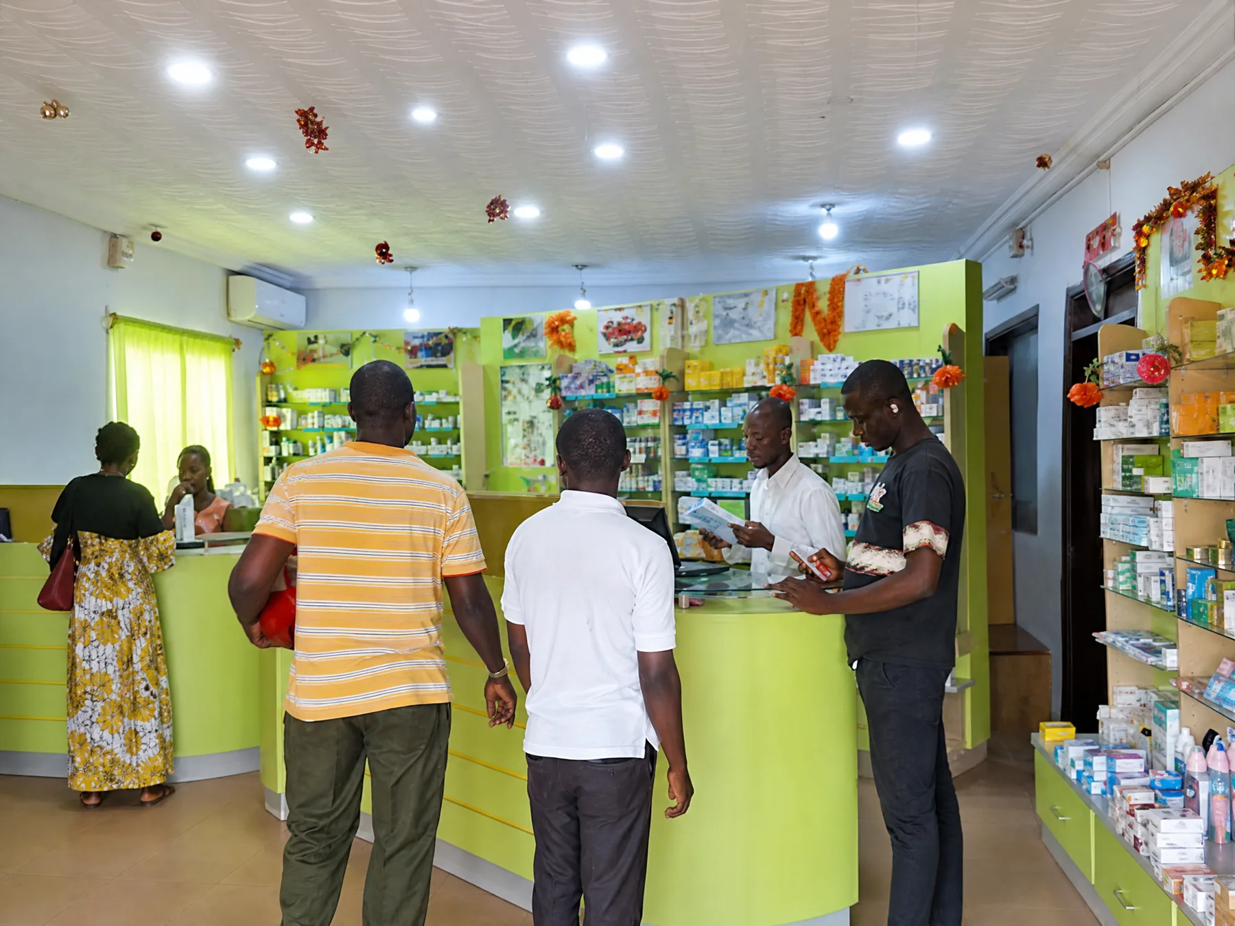 Intérieur de la Pharmacie du Grand Marché à San Pédro, avec comptoir et rayonnages